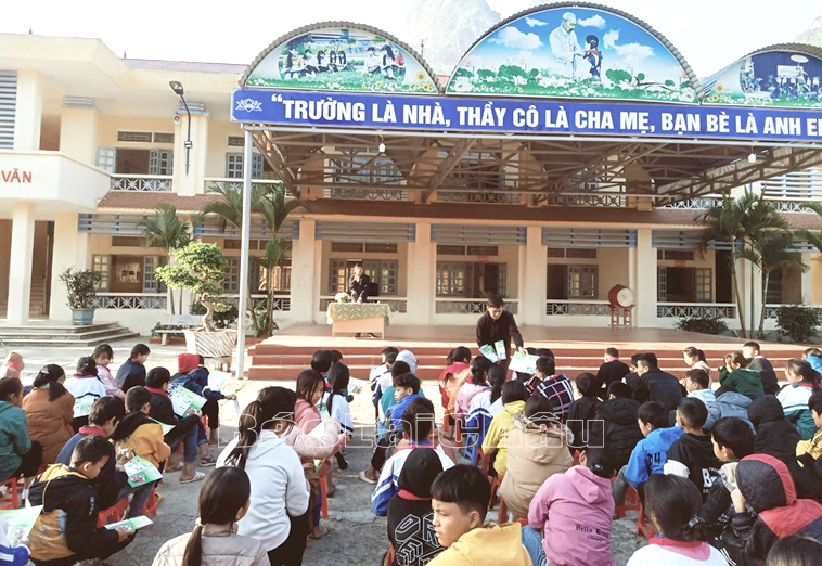 Cán bộ Trạm y tế xã Khoen On truyền thông chăm sóc sức khỏe sinh sản vị thành niên, thanh niên, tác hại tảo hôn, hôn nhân cận huyết đến học sinh.